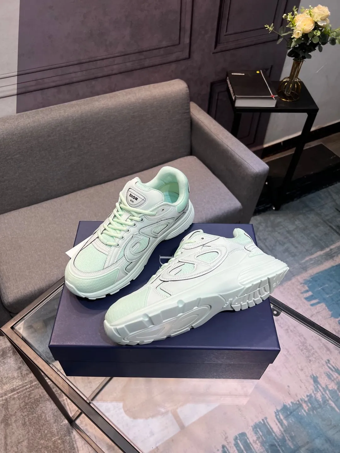 Men's shoes 💰600 high version joint model 🍸 Dior Dior The Island co-branded B30 sneakers follow the trend of the retro market and are Dad Shoes style shoes. The Dior logo on the tongue also indicates that this pair of shoes is the B30 model! B30 uses fine-textured leather and mesh cloth materials to form a shoe body. There are conspicuous letters CD on both sides of the shoe body to indicate the identity. Many lines on the shoe body outline the details, making the shoes look less monotonous and full of retro flavor. ♺ Upper: Original customized technical fabric + mesh ♺ Inner lining: Original customized breathable lining ♺ Outsole: Original molded IP foam + TPU outsole ♺ Heel height: 3.5cm ♺Code number: 39-44 (45 46 customized)